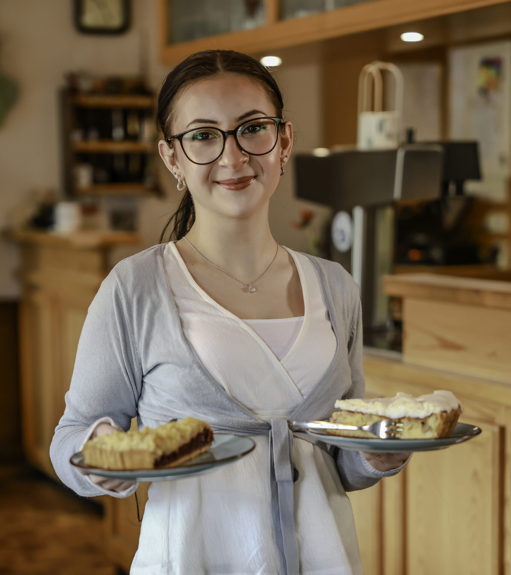 Bedienung die Hausgemachten Kuchen austrägt