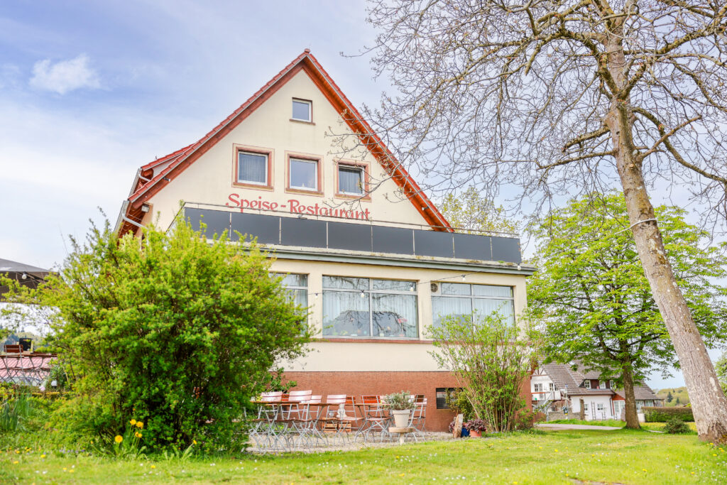 Blick von der Gartenwirschaft auf das Gasthaus Hintere Höfe